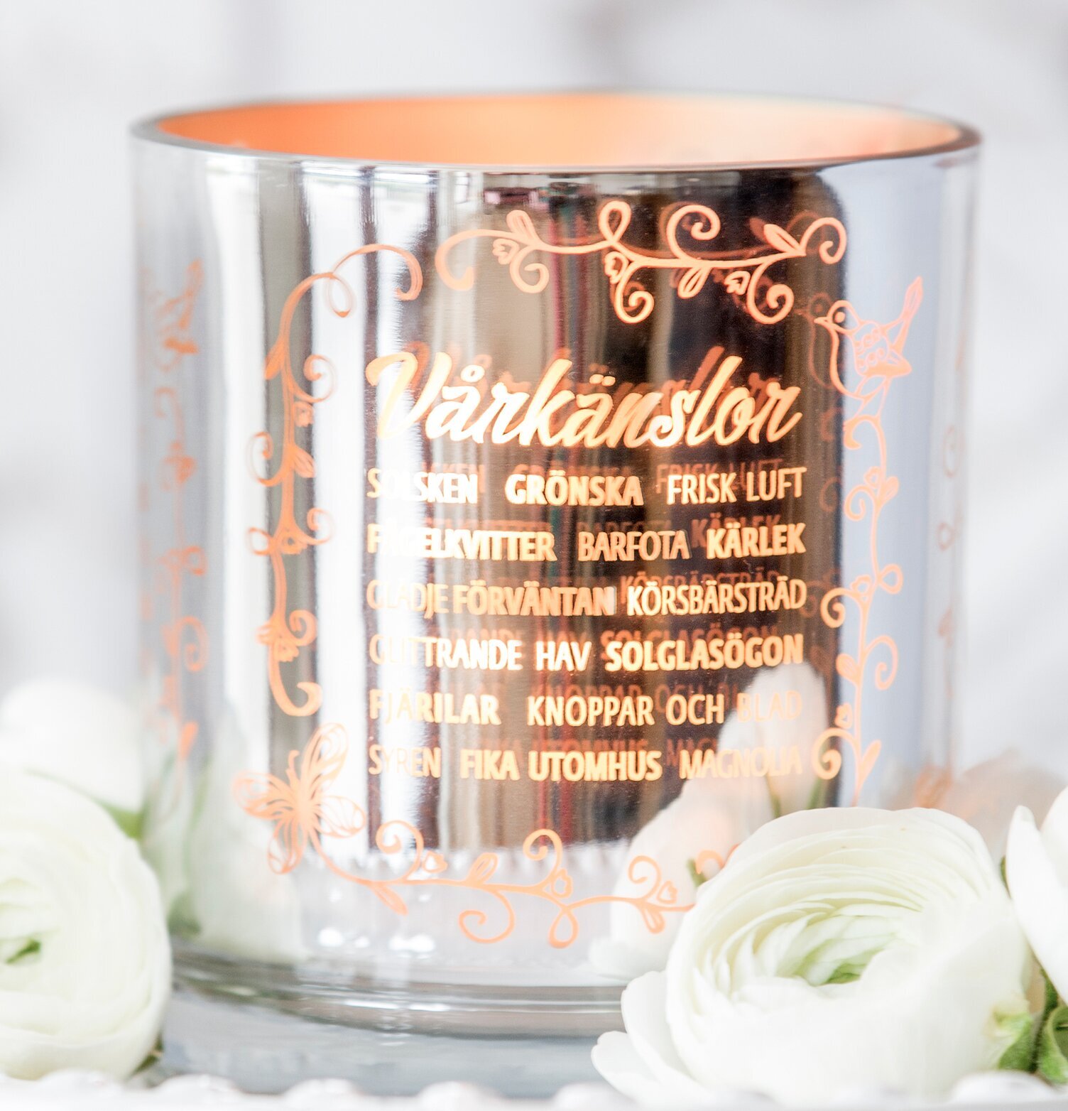 Foto av stilren ljuslykta med vårinspirerad design