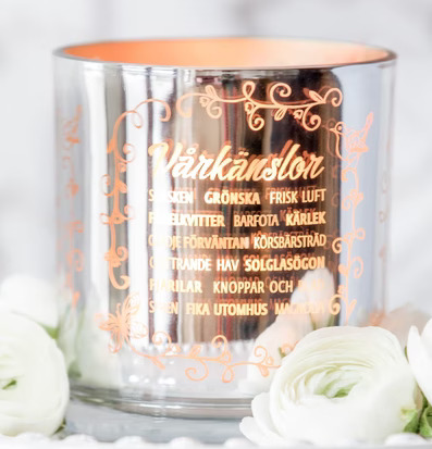 Foto av stilren ljuslykta med vårinspirerad design