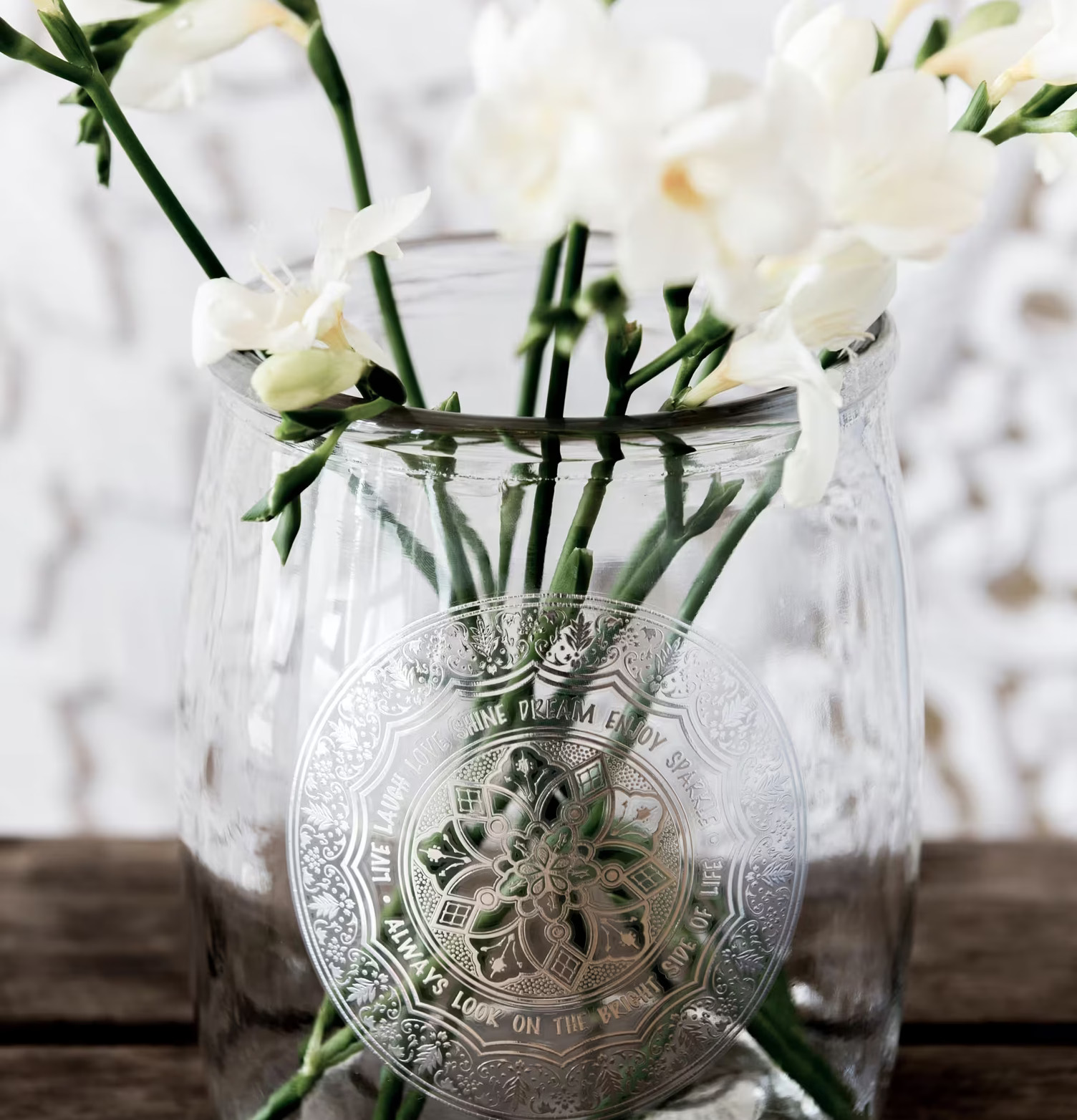 Bild av elegant vas med silverdetaljer och vita blommor