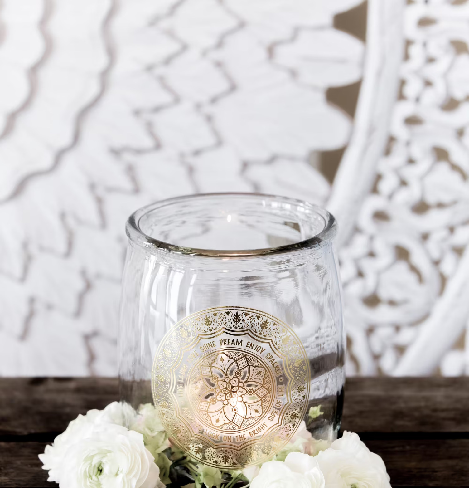 Bild av dekorativ vas med gulddetaljer och blommor