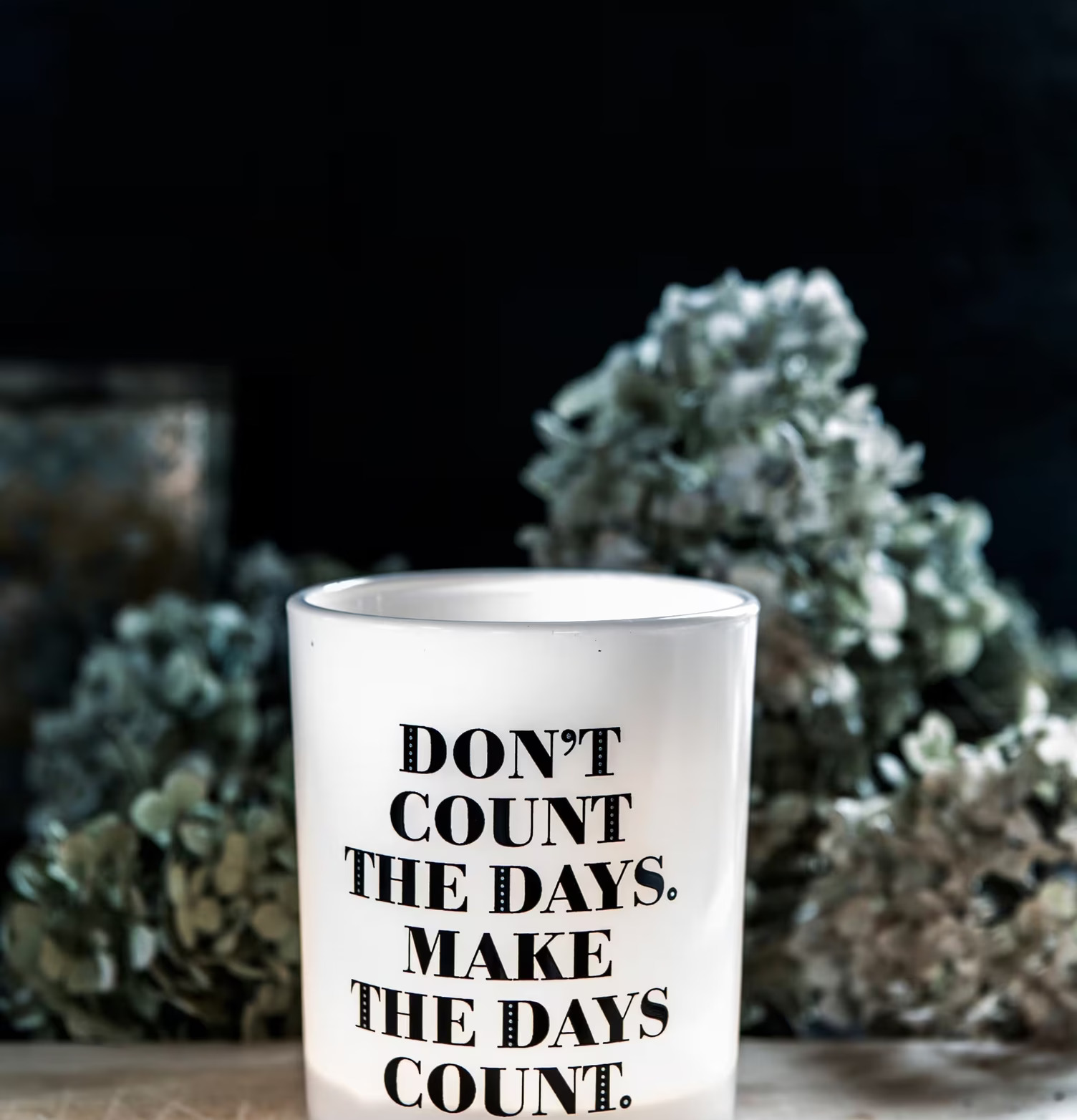 Bild av stilfull ljuslykta med inspirerande budskap