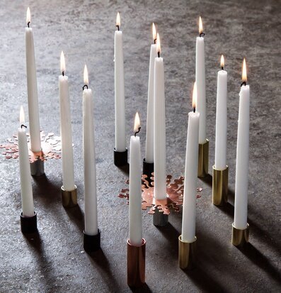Bild av eleganta ljusstakar i minimalistisk design