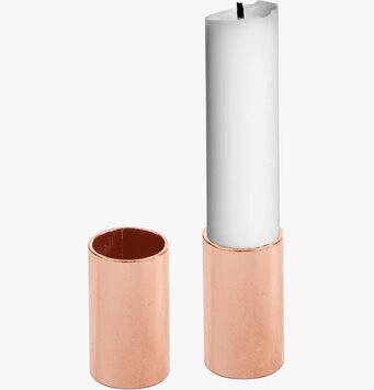 Bild av elegant kopparljusstake med vitt stearinljus