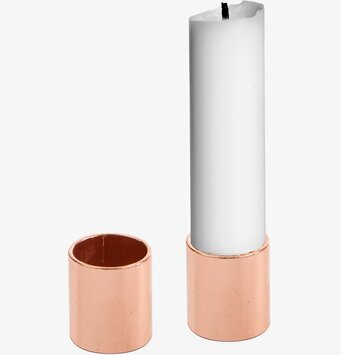 Bild av kopparljusstake med vitt ljus och elegant design