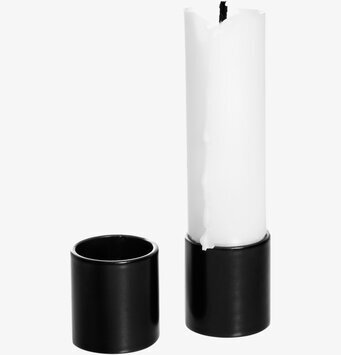 Foto av stilren och funktionell ljusstake i svart design
