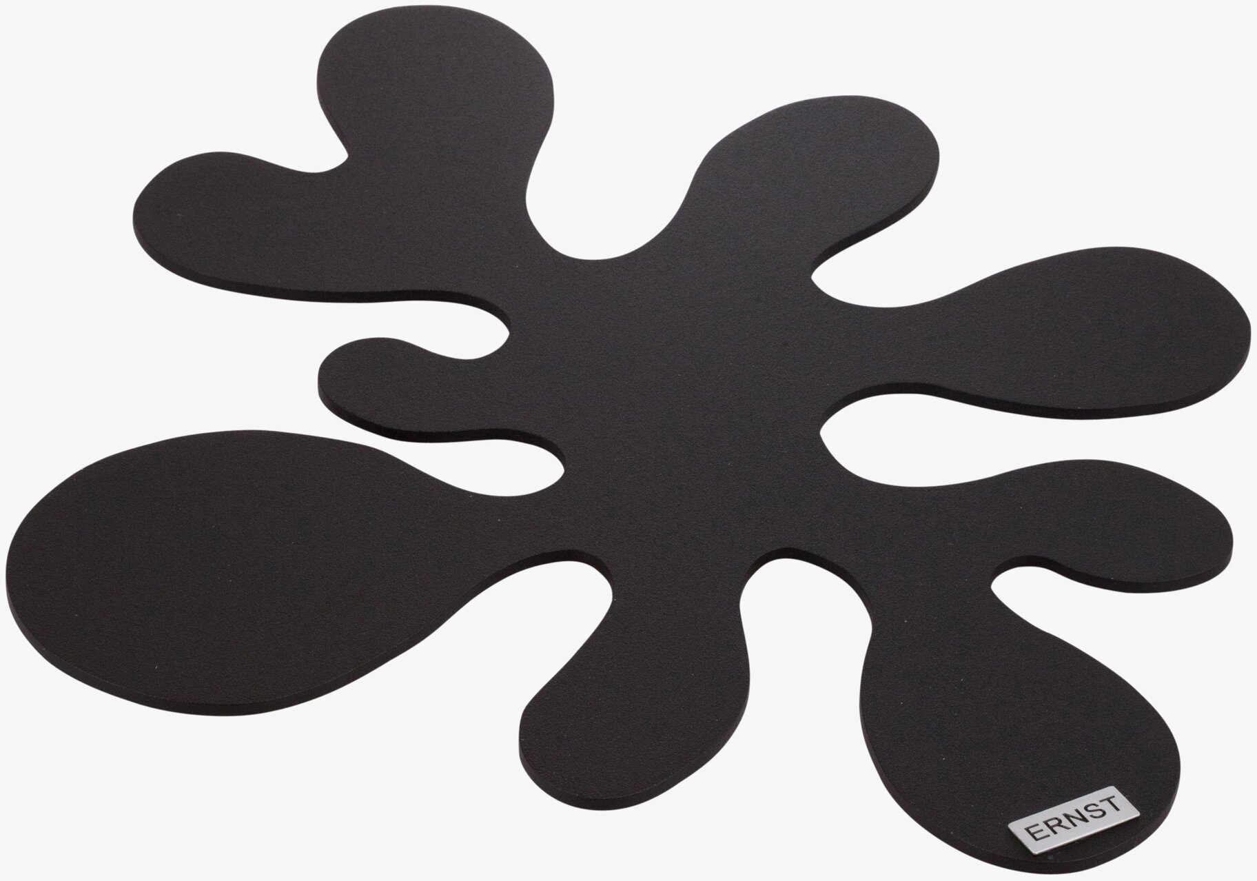 Ljusplatta Svart från Ernst med organisk form och matt yta