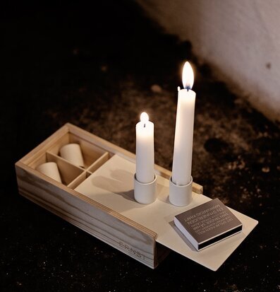 Bild av elegant ljusarrangemang med stämningsfull känsla