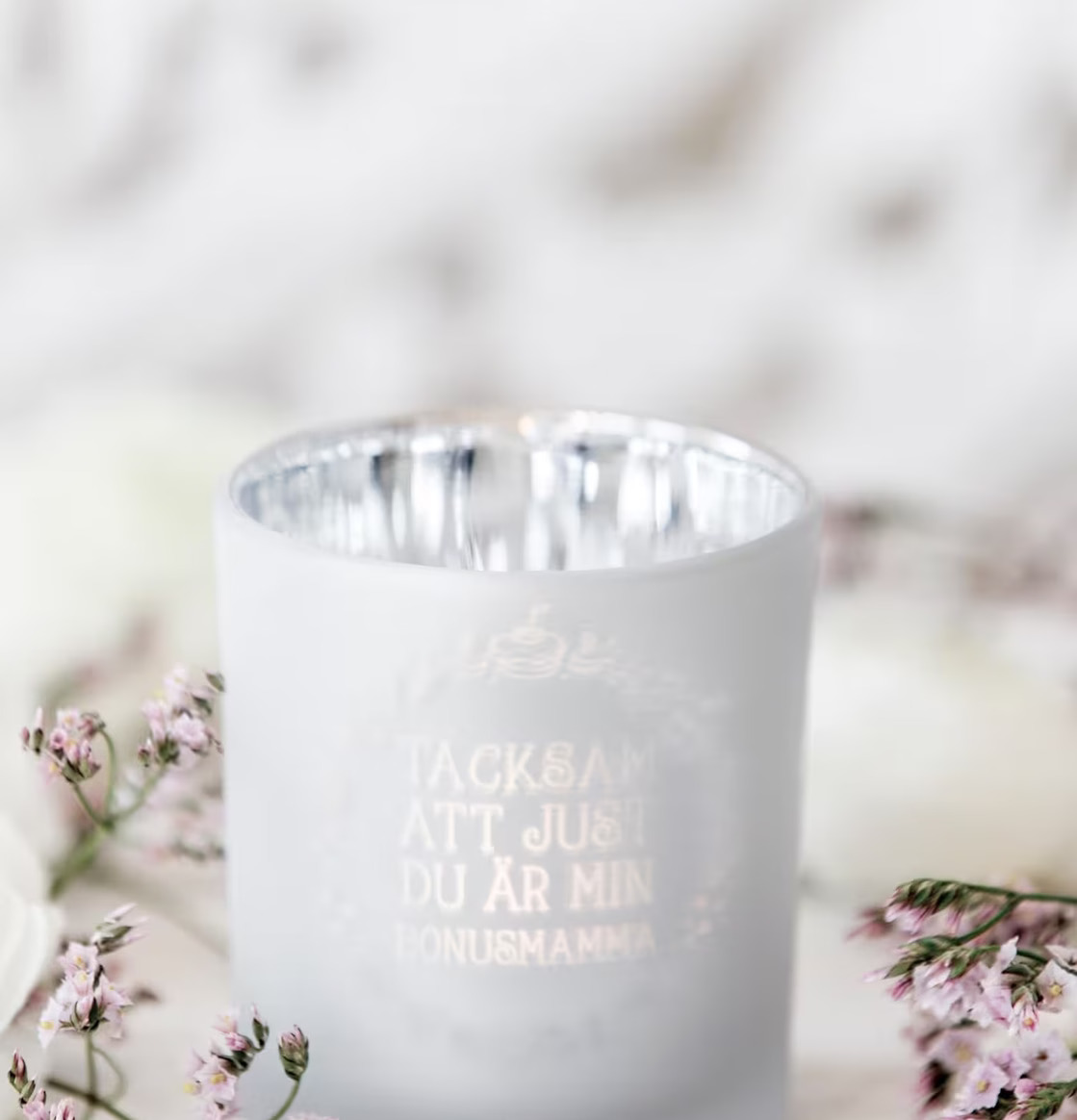 Bild av dekorativ ljuslykta med personlig inskription