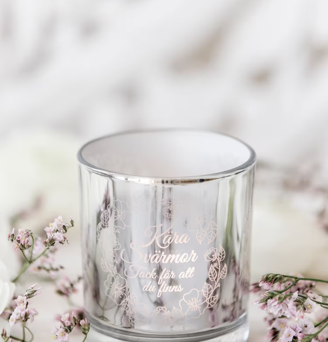 Bild av elegant ljuslykta med blommönster och text