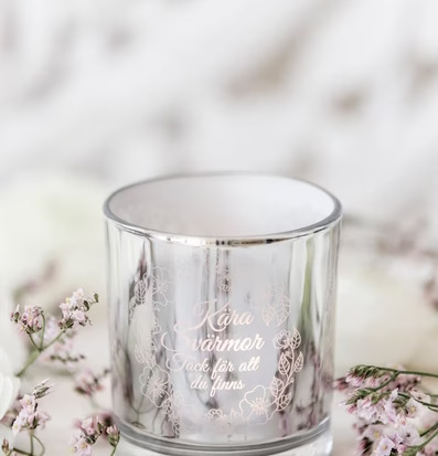 Bild av elegant ljuslykta med blommönster och text