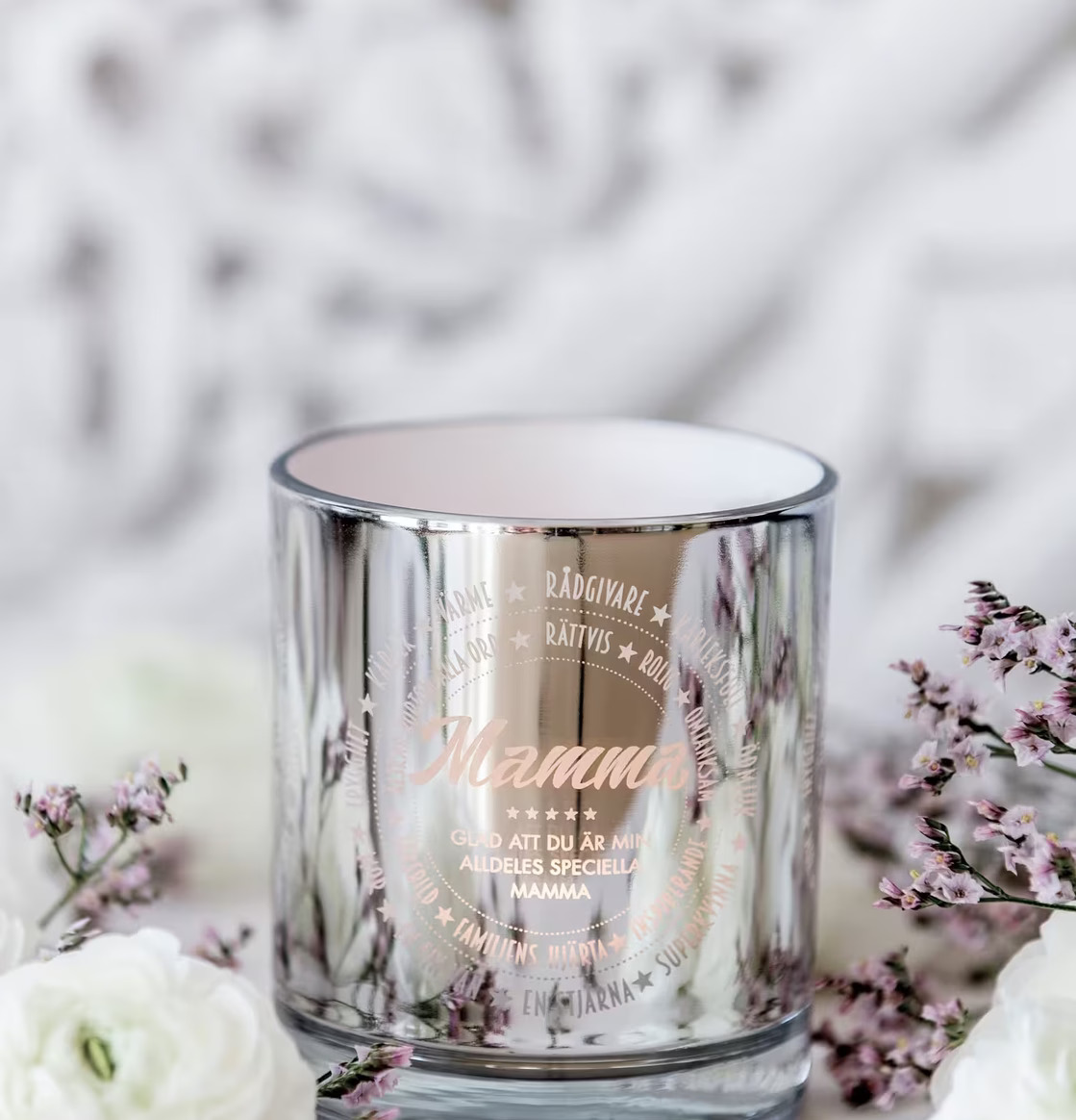 Foto av elegant ljuslykta med blommor och ingraverad text