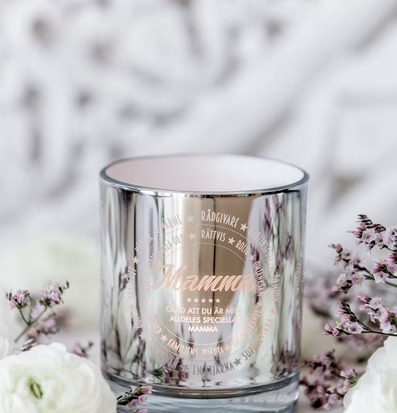 Foto av elegant ljuslykta med blommor och ingraverad text