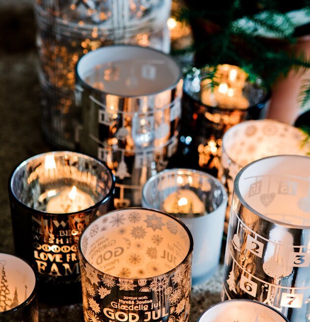 Bild av festliga ljuslyktor med julmotiv och värme