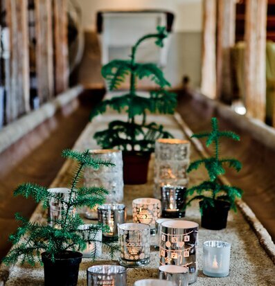 Bild av stilrena ljuslyktor i harmonisk vintermiljö