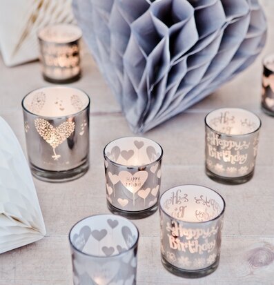 Bild av stilfulla ljuslyktor med elegant design och sken