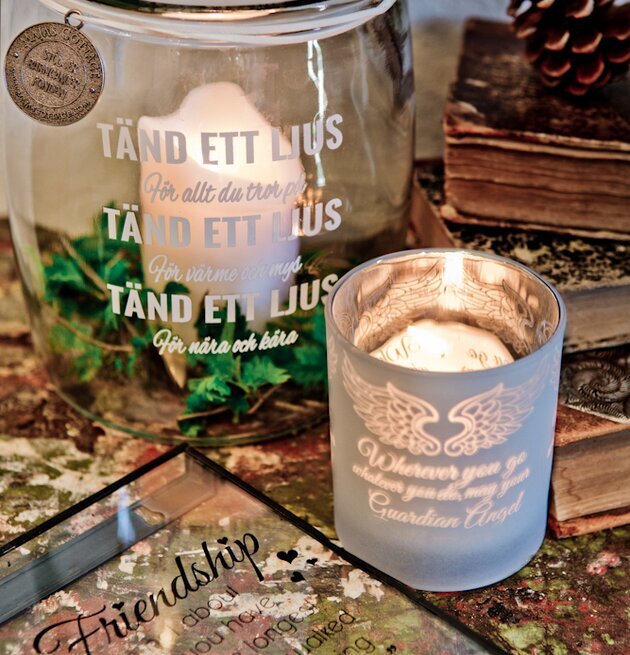 Bild av eleganta ljuslyktor och dekorativa föremål