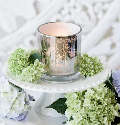 Foto av elegant ljuslykta med dalahästar och blommor