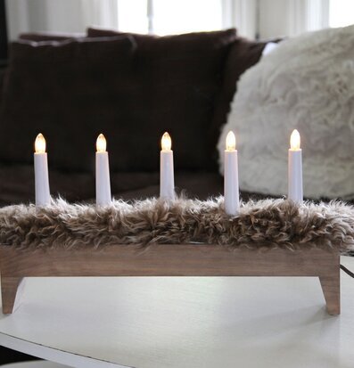 Bild av ljusstake i hemtrevlig och stämningsfull miljö