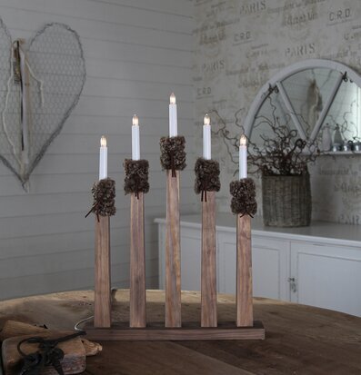 Bild av ljusstake på rustikt träbord i lantlig miljö