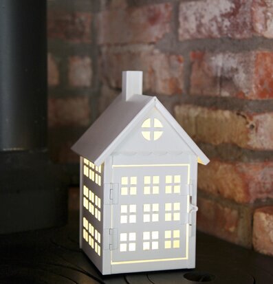 Bild av detaljrikt utformad vit ljuslykta i metall