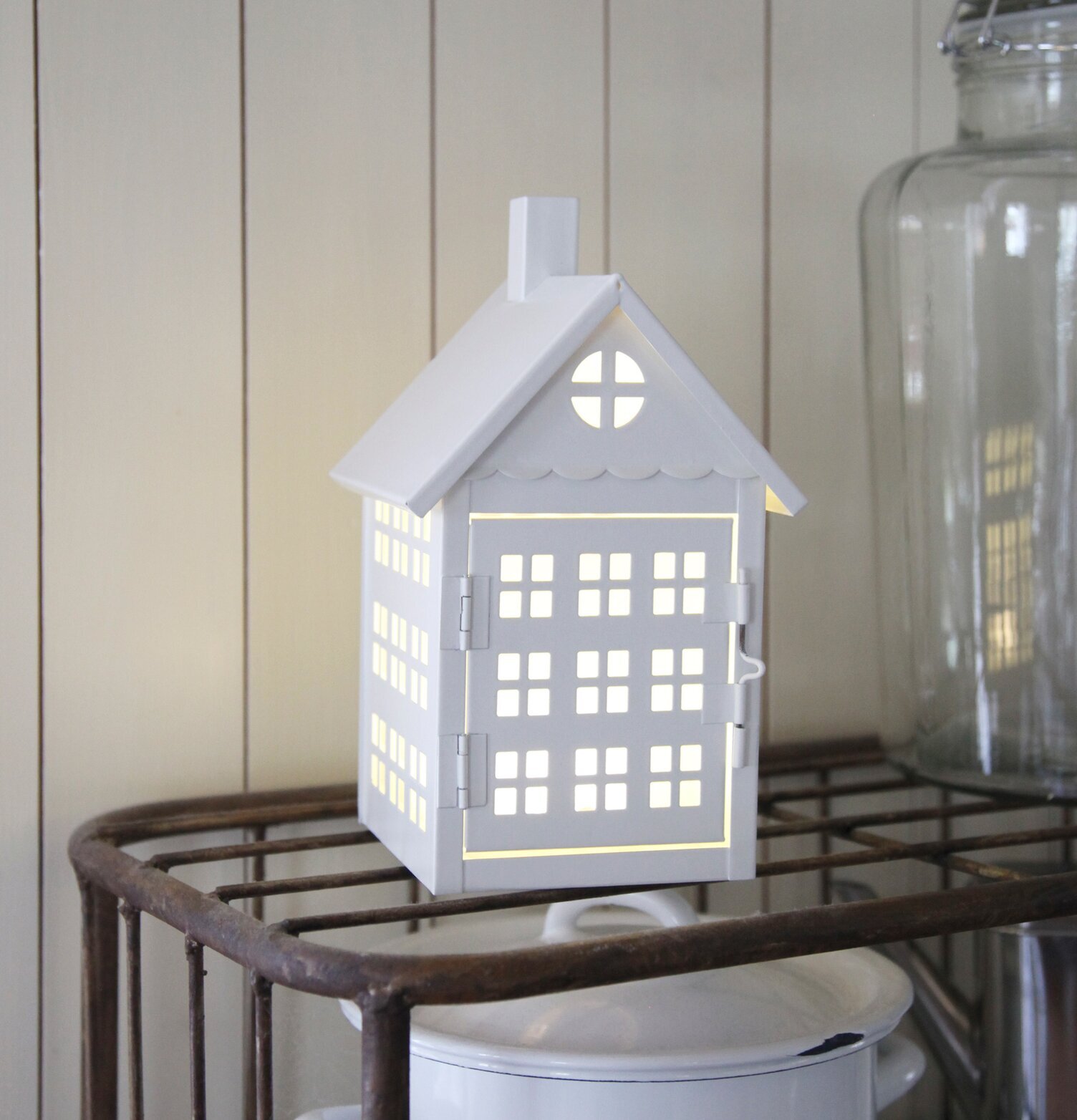 Metallhus Vit 22 cm från Star Trading på metallhållare