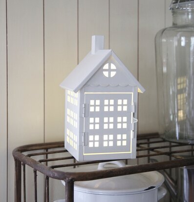 Bild av elegant ljuslykta i form av ett metallhus