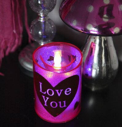 Bild av stämningsfull scen med ljuslykta och dekorationer