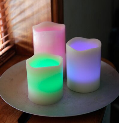 Bild av färgskiftande elektroniska ljuslyktor i hemmet