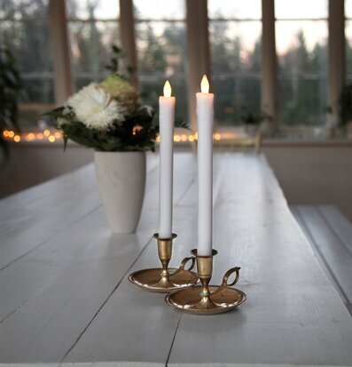 Bild av elegant inredning med LED-ljus och blommor