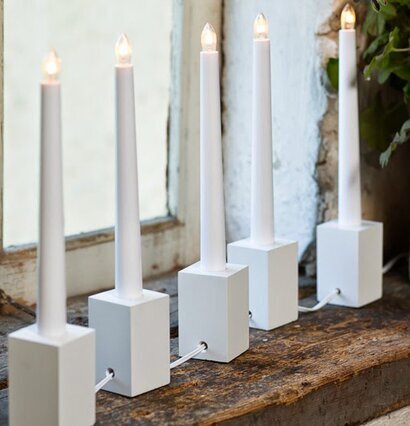 Adventsljusstake från Ernst med LED-ljus på träfönsterbräda