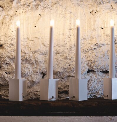 Bild av adventsljusstake med rustik och harmonisk känsla