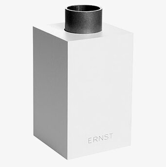 Bild av modern vit ljusstake med minimalistisk design