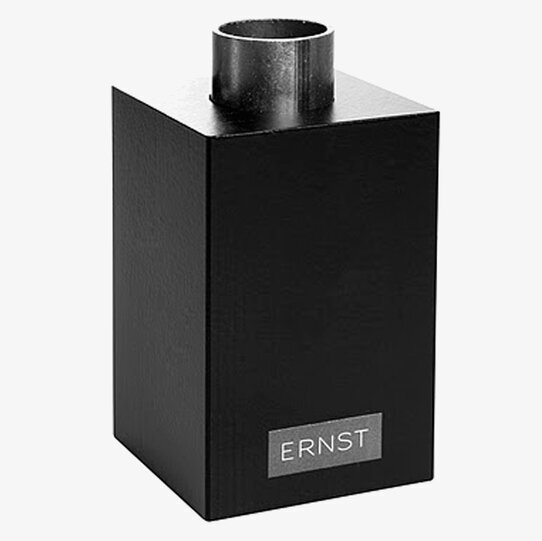 Skuggljusstake Svart från Ernst i metall med svart yta