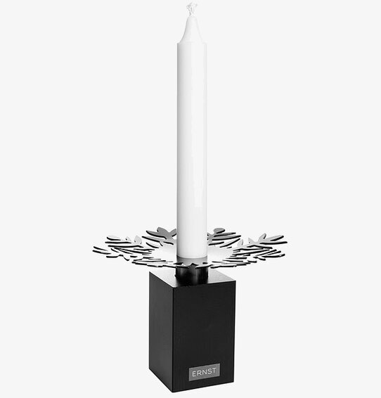 Bild av elegant ljusstake med modern design och skuggspel