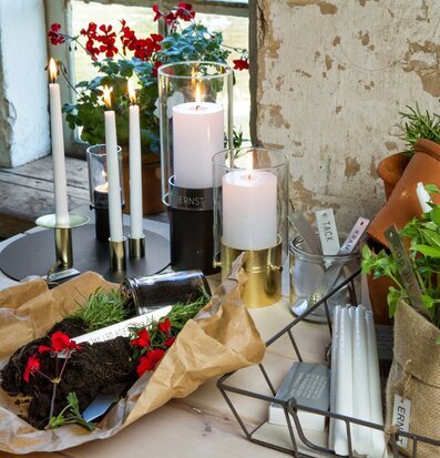 Bild av charmig interiör med ljuslyktor och växter