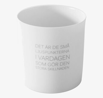 Bild av elegant och tidlös ljuslykta i vit keramik
