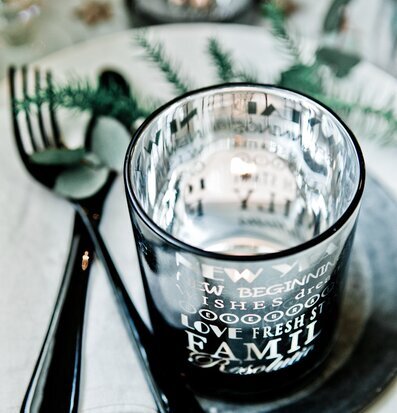 Bild av stilfull ljuslykta med inbjudande atmosfär