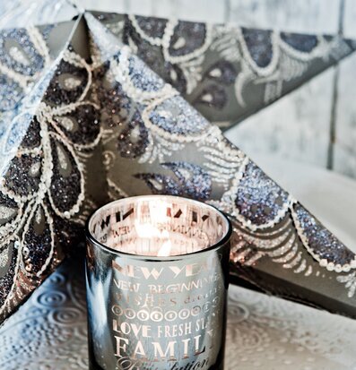 Bild av stämningsfull ljuslykta och pappersstjärna