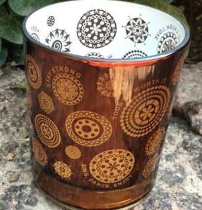 Bild av elegant kopparfärgad ljuslykta med mönster