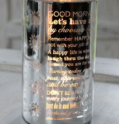 Bild av en stämningsfull ljuslykta med inspirerande texter