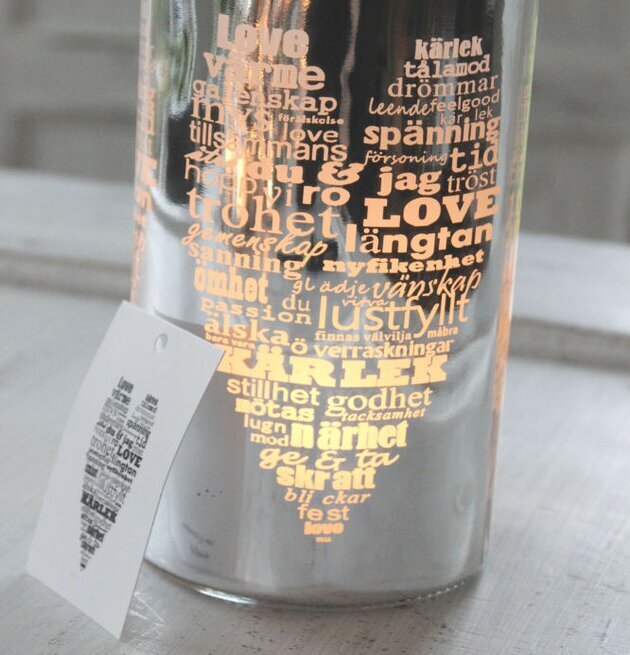 Bild av elegant ljuslykta med hjärtformade ordmönster