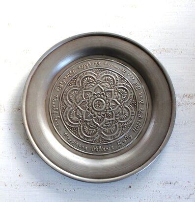 Bild av elegant serveringsfat med detaljerat mönster