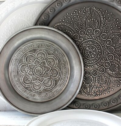 Bild av dekorativa fat med intrikata mönster och färger