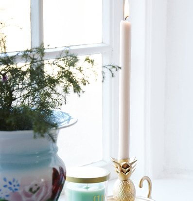 Bild av elegant ljusstake och doftljus på fönsterbräda