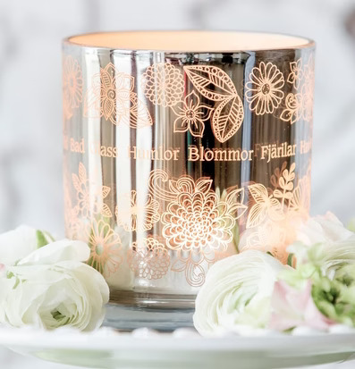 Bild av cylinderformad ljuslykta med blommönster