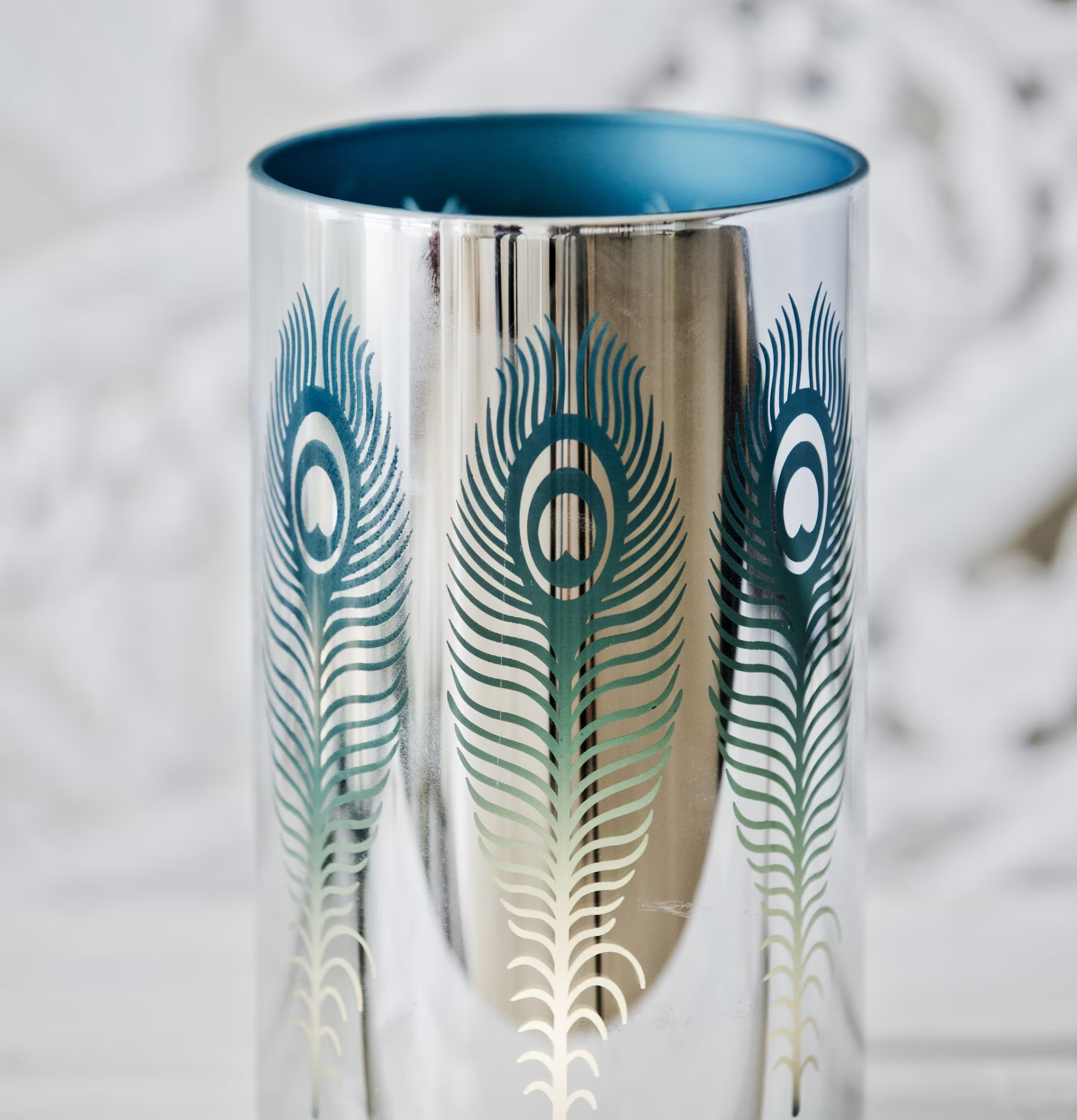 Peacock - Majas Cottage ljushållare med turkosa fjädrar