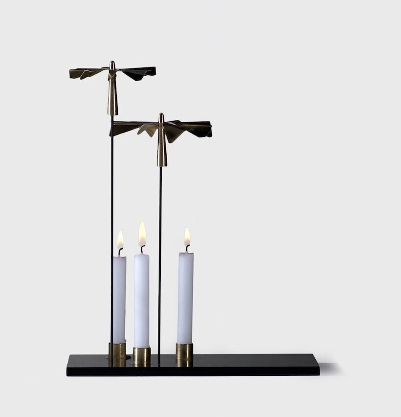 Bild av stilren ljuslykta med roterande änglar