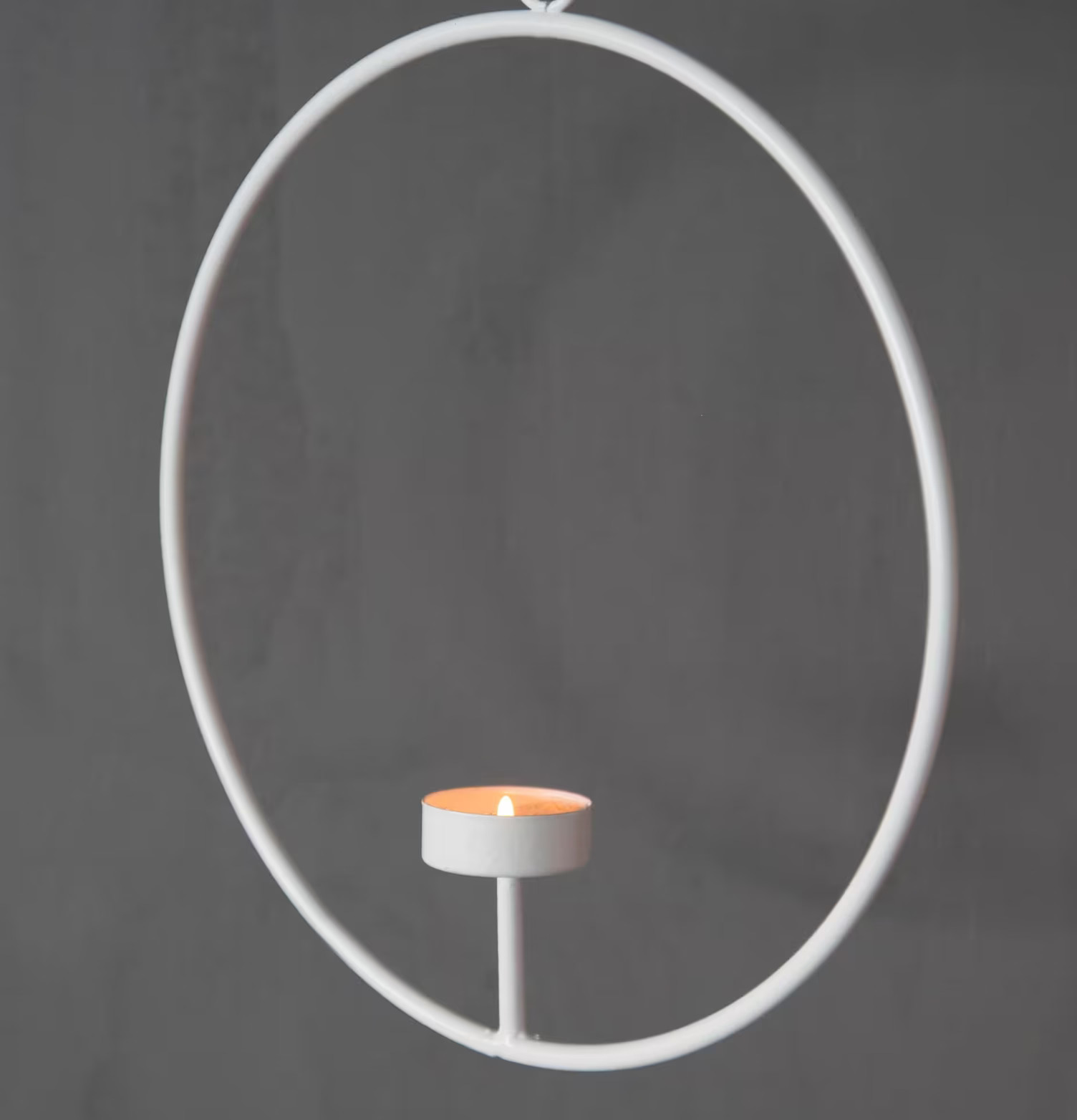 Bild av en stilren och funktionell hängande ljuslykta