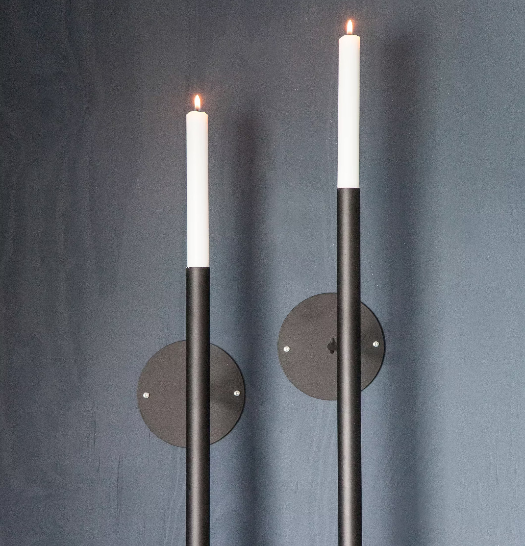 Bild av stilfulla väggljusstakar mot mörk vägg