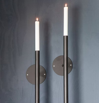 Bild av stilfulla väggljusstakar mot mörk vägg